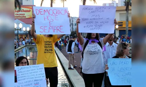 Estudantes protestam contra intervenção militar em Apucarana
