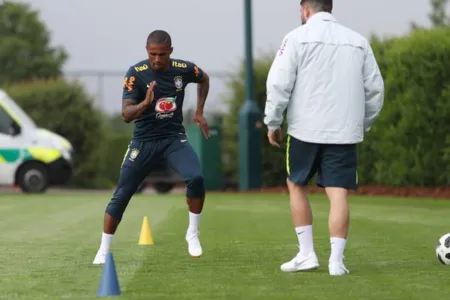 O atacante Douglas Costa está fora do amistoso contra a Croácia em Liverpool - Foto: Lucas Figueiredo/CBF