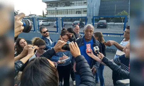 Danny Glover e Dilma visitam Lula na cela da PF em Curitiba
