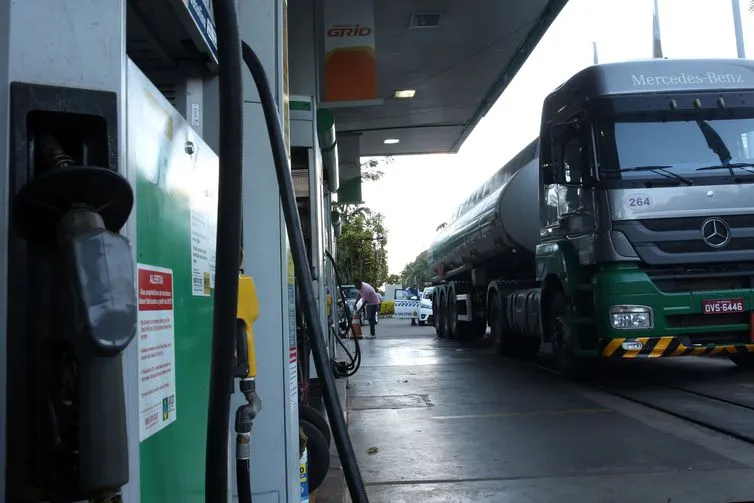 Caminhão-tanque abastece posto de combustível em Brasília - Marcello Casal Jr/Agência Brasi