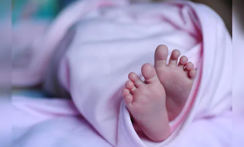 Pais escondem droga em bebê enrolado a cobertor e são presos em flagrante