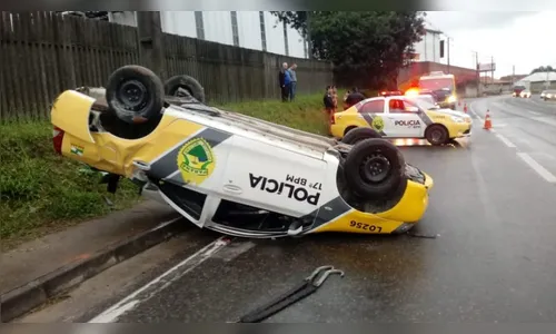 Viatura da PM capota durante perseguição de suspeito e soldados ficam gravemente feridos