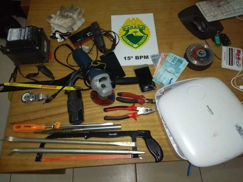 Objetos apreendidos pela polícia no interior da agência dos Correios de Rolândia (Foto: Divulgação/PM)