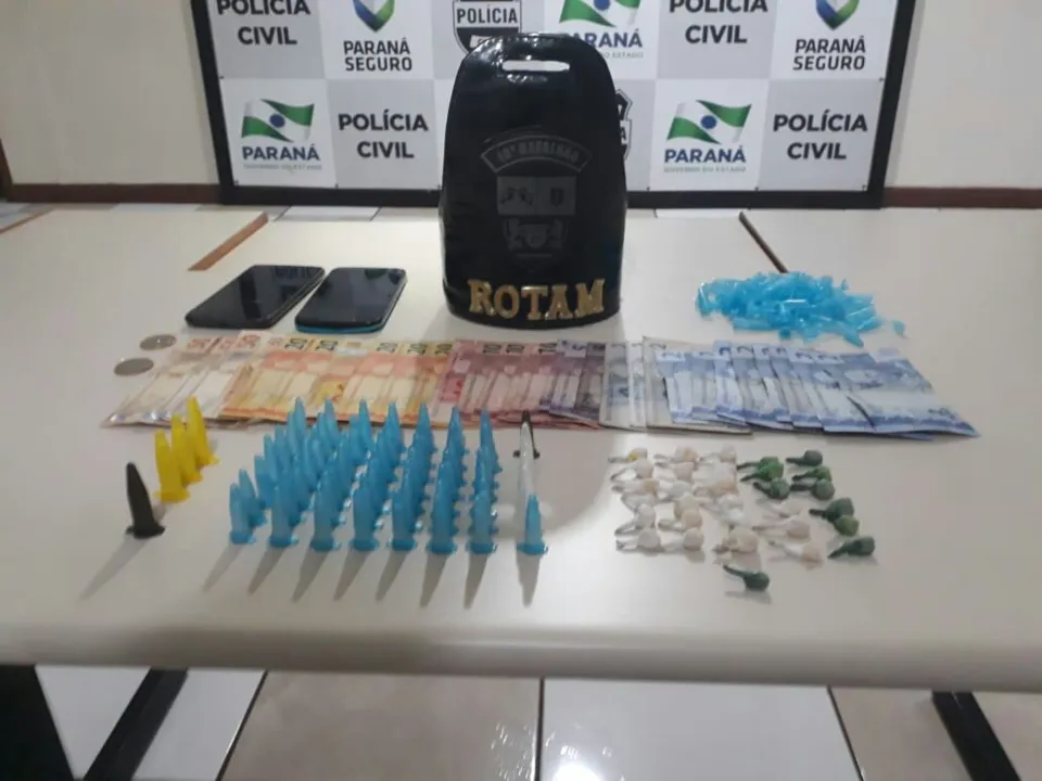 Trio é preso pela PM de Apucarana com 60 pinos de cocaína e 31 pedras de crack - Foto: Polícia Militar