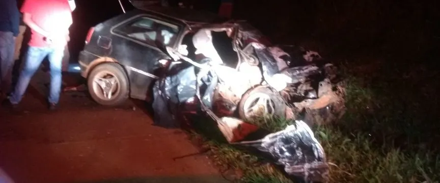 VW Gol ficou totalmente destruído após colisão com caminhão - Foto: Reprodução/Blog do Berimbau