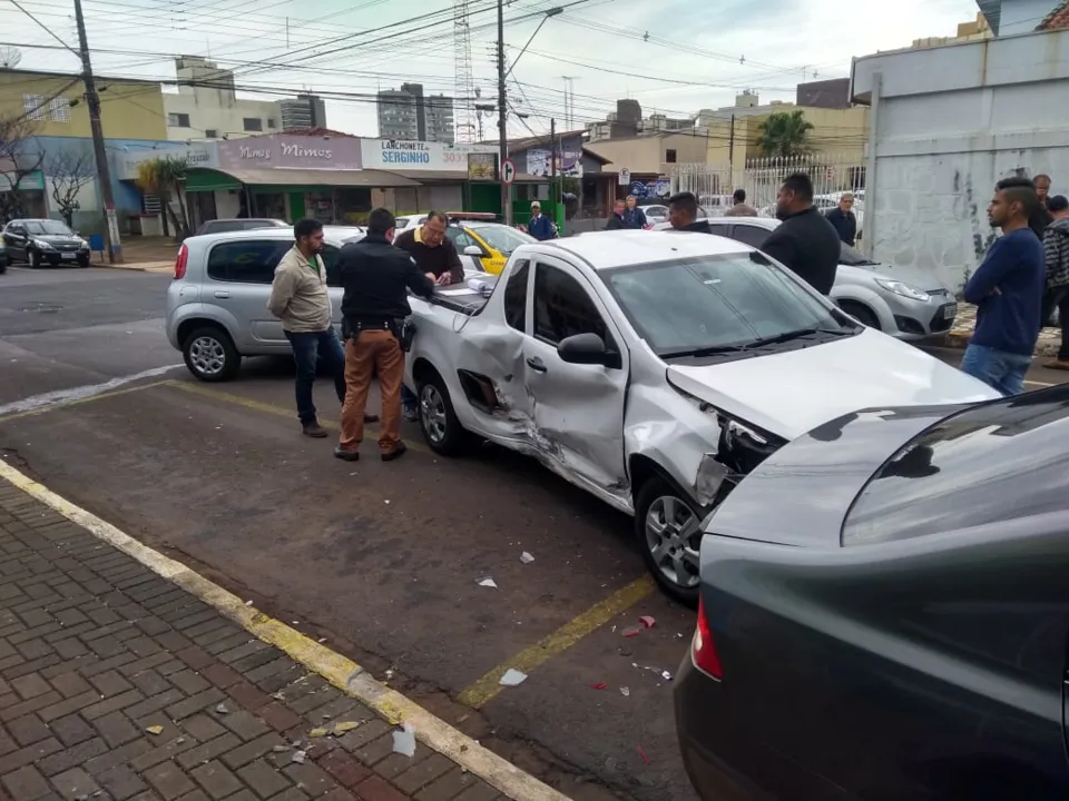Acidente no centro de Apucarana envolve 4 veículos e deixa homem gravemente ferido - Foto: TNONLINE