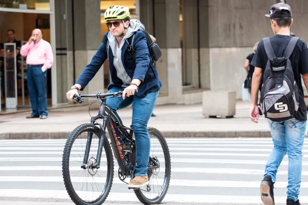 Na última semana, por causa da falta de combustível, o empresário araponguense Bruno Binati resolveu ir trabalhar de bicicleta (arquivo pesssoal)