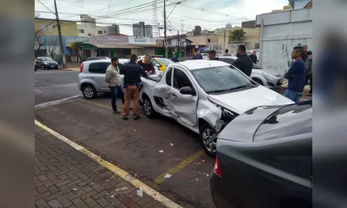 Acidente no centro de Apucarana envolve 4 veículos e deixa homem gravemente ferido