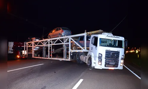  Caminhão-cegonha ‘trava’ no meio da pista na BR-369