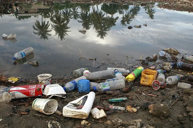 Poluição provocada pelos plásticos é tragédia ambiental global que contamina o solo e os mares - (Martine Perret/ONU Meio Ambiente/Direitos reservados)