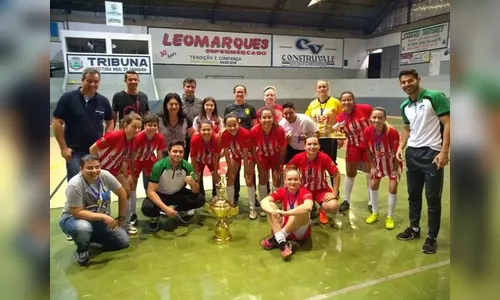Equipe de Arapongas conquista torneio regional de futsal feminino