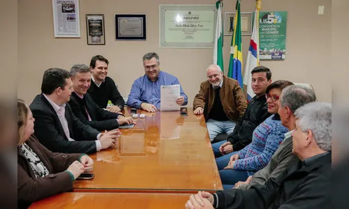 Beto Preto dá posse a Edison Peres Estrope na Secretaria de Indústria e Comércio