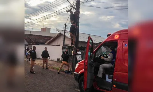 Jovem escala poste de energia em tentativa de suicídio e é salvo pela PM