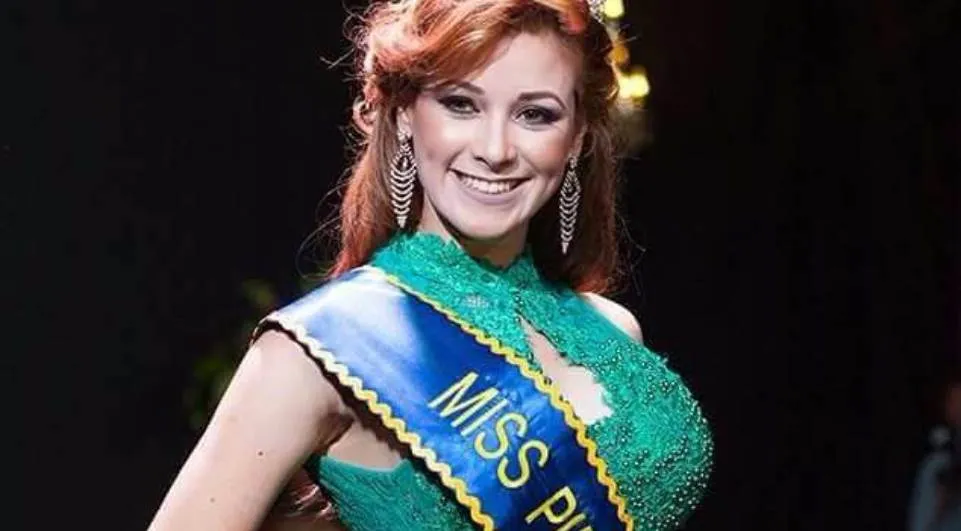 ​A Miss Pinhais 2016, Karina Cristina Reis, rompeu a tornozeleira e é considerada foragida. Foto: Reprodução