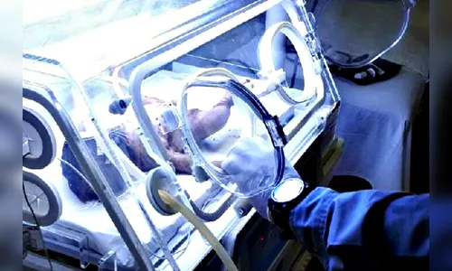 Bebê indígena enterrada viva é resgatada por policiais 