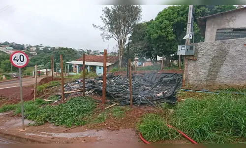 Incêndio destrói casa em Faxinal