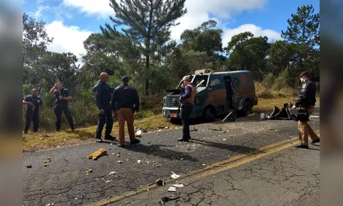 Bandidos fecham PR-170 e explodem carro-forte
