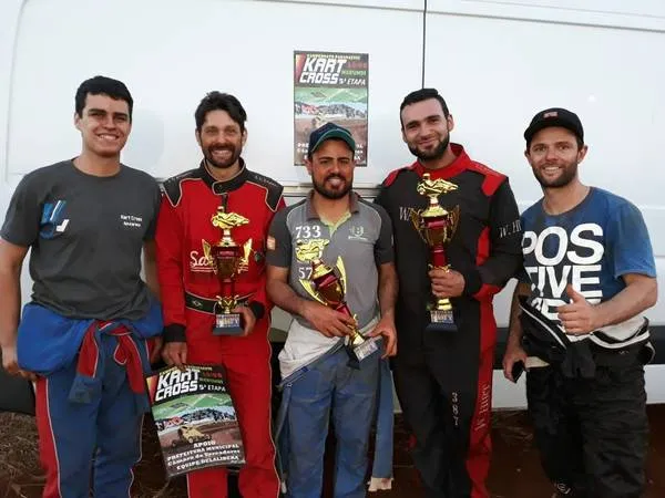 Os pilotos de Apucarana estão conseguindo bons resultados no Campeonato Paranaense de Kartcross - Foto: Divulgação