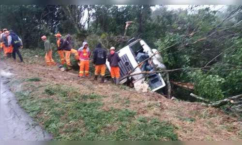 Caminhão cai em barranco e deixa duas pessoas feridas na PR-487