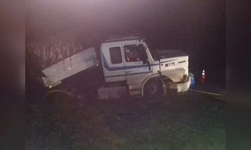 Caminhoneiro sai ileso de acidente mas morre atropelado na BR-376