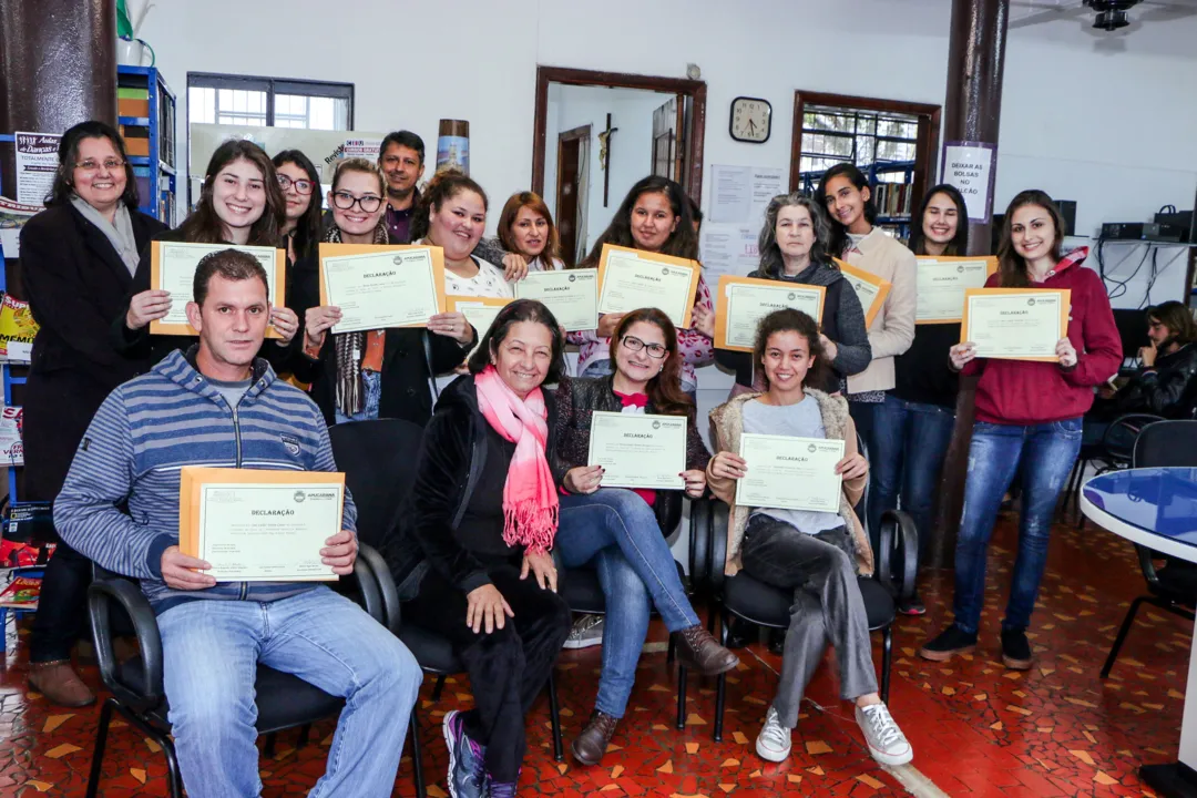 Entrega de certificados marca conclusão de cursos oferecidos na biblioteca municipal (Fotos: Josias Profeta)