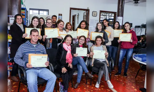 Entrega de certificados marca conclusão de cursos oferecidos na biblioteca municipal  