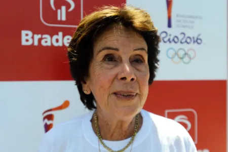 A ex-tenista Maria Esther Bueno durante a divulgação do uniforme e de seu nome como participante do revezamento da tocha olímpica no Comitê Rio 2016, na Cidade Nova, centro do Rio./Tomaz Silva/Agência Brasil