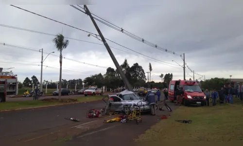 
							Ciclista morre após carro atingir postes e invadir ciclovia em Arapongas
						
						