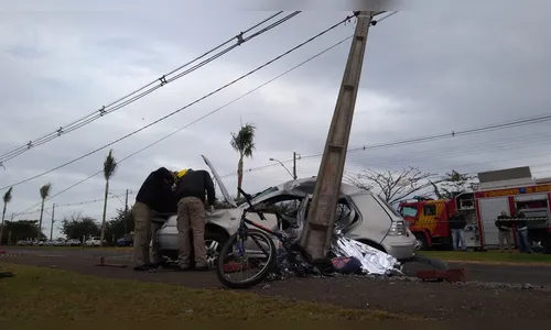 Ciclista morre após carro atingir postes e invadir ciclovia em Arapongas