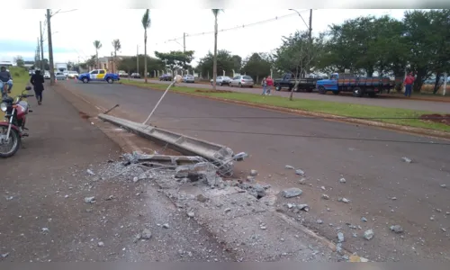 
							Ciclista morre após carro atingir postes e invadir ciclovia em Arapongas
						
						