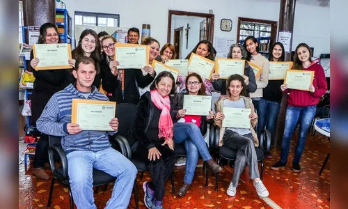 Entrega de certificados marca conclusão de cursos oferecidos na biblioteca municipal