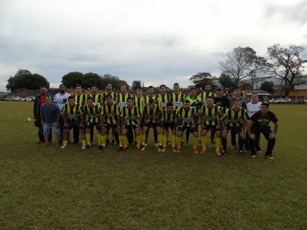 Time titular do Juventude Futebol Clube, campeão amador em Jandaia do Sul - Foto: Divulgação