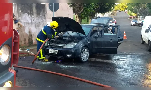 Corpo de Bombeiros é acionado para combater incêndio em veículo