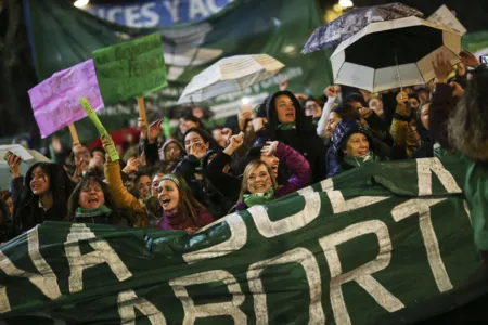 Manifestantes favoráveis ao aborto legal em Buenos Aires. (Foto - EFE)