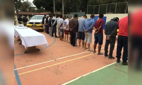 
							Operação prende seis policiais militares suspeitos de vender armas para o crime extorquir traficantes no Paraná
						
						