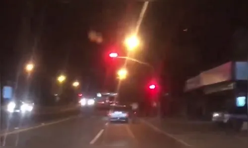 Dupla rouba moto de homem que estava parado em semáforo na Av. Minas Gerais