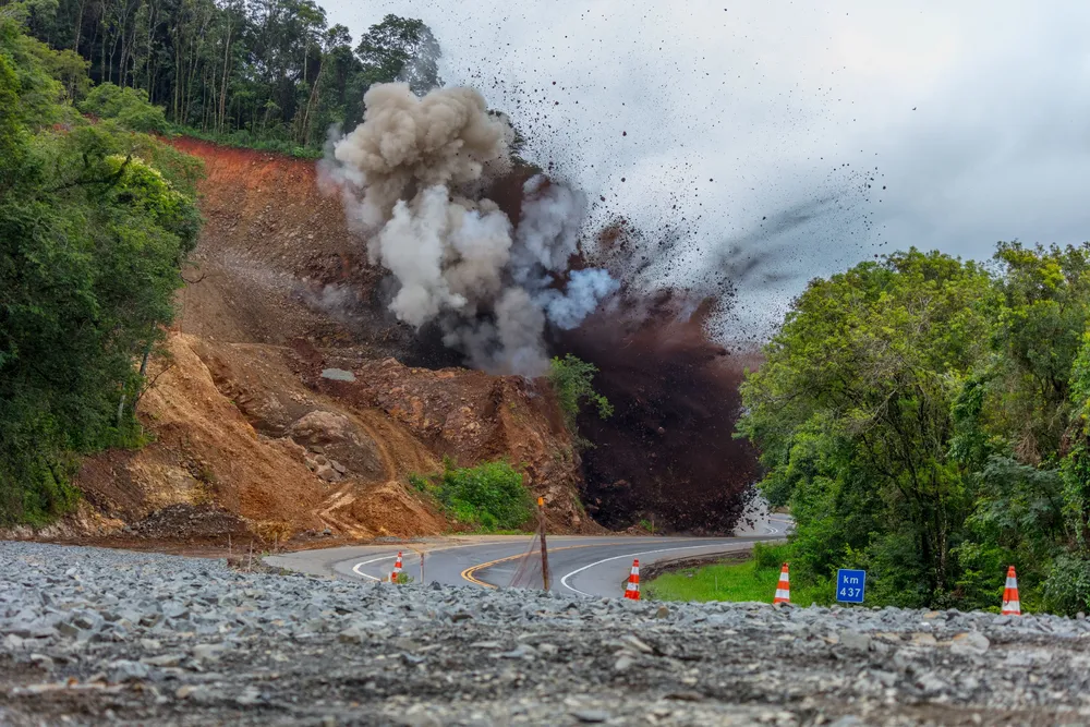 BR-376 será interditada por uma hora nesta quarta-feira (13) para detonação de rochas, na região de Imbaú (Foto: CCR Rodonorte/Divulgação)