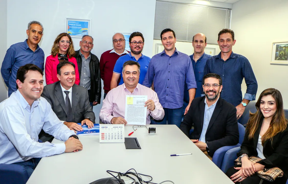 Contrato com nova empreiteira foi firmado ontem na Superintendência Regional da CEF em Londrina (Fotos: Josias Profeta)