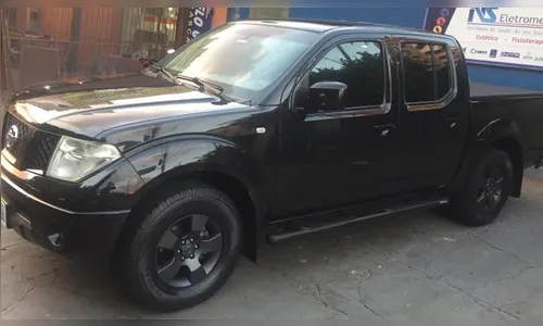 Assaltantes fazem família refém e roubam caminhonete Nissan Frontier