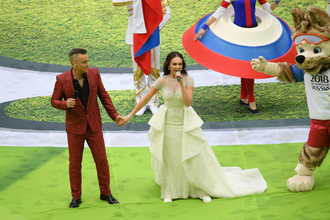 Robbie Williams e Aida na abertura da Copa do Mundo na Russia. Foto: Shaun Botterill/Getty Images