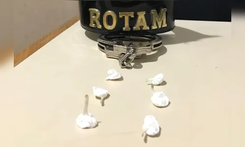 Mais um suspeito de tráfico de drogas é preso pela PM em bar com cocaína