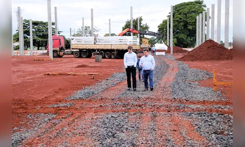 Prefeito visita obras de rede de supermercado 