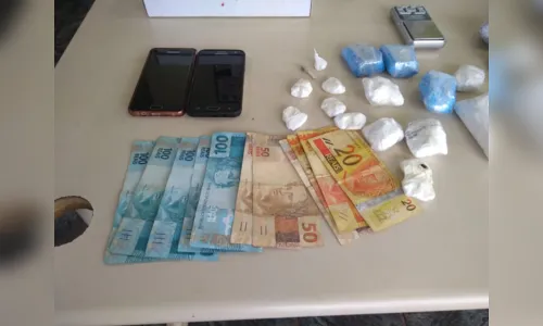 
							PM de Apucarana prende casal de jovens com drogas avaliadas em R$ 25 mil
						
						