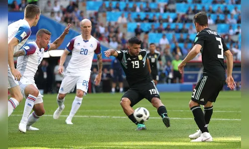 Messi perde pênalti e Argentina empata com Islândia