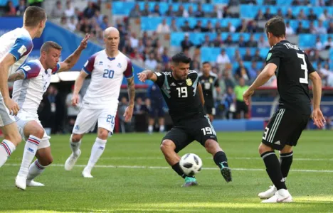 Sergio Aguero, da Argentina, marca o primeiro gol. - foto reprodução Agência Brasil​ - Albert Gea/Reuters