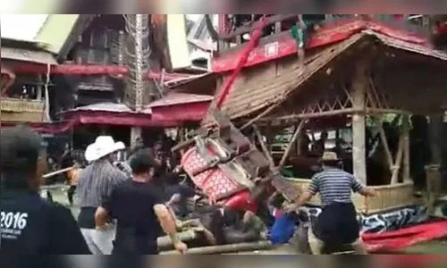 Indonésio morre esmagado pelo caixão de sua mãe