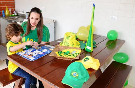 A professora Mariana Navarro, de Apucarana, por exemplo, conta que entrou no clima da Copa por causa do filho  Foto: TNONLINE