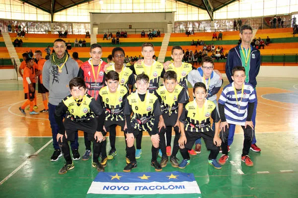 O Colégio Estadual Tomé de Souza, de Novo Itacolomi, foi campeão do futsal masculino "B" - Foto: www.oesporte.com.br