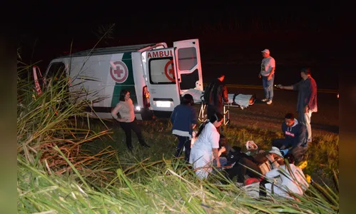 Carro de Apucarana capota na PR-170 e casal fica ferido