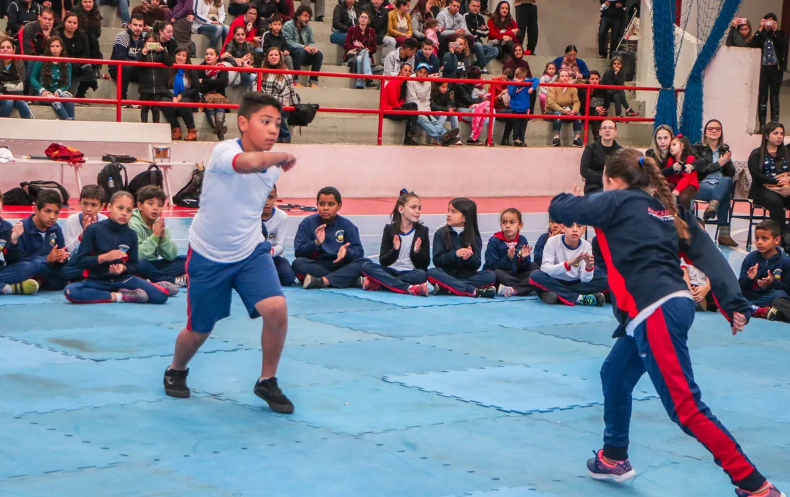 Estudantes aprendem capoeira, karatê e kung fu nas escolas municipais